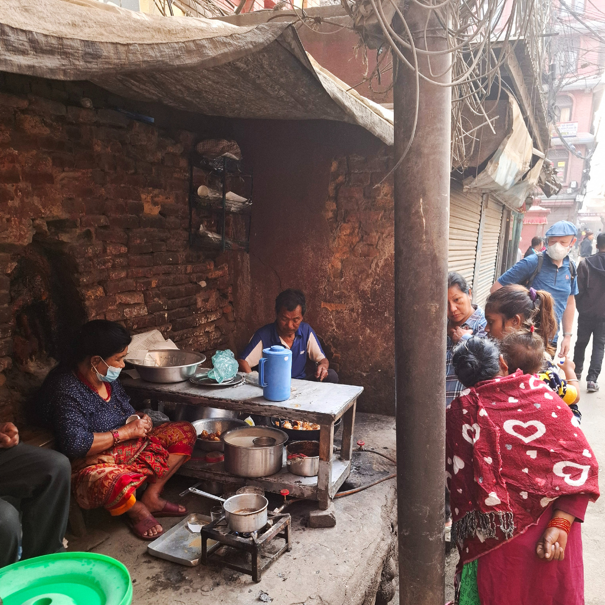 Фастфудом в Катманду торгуют практически на каждом шагу.