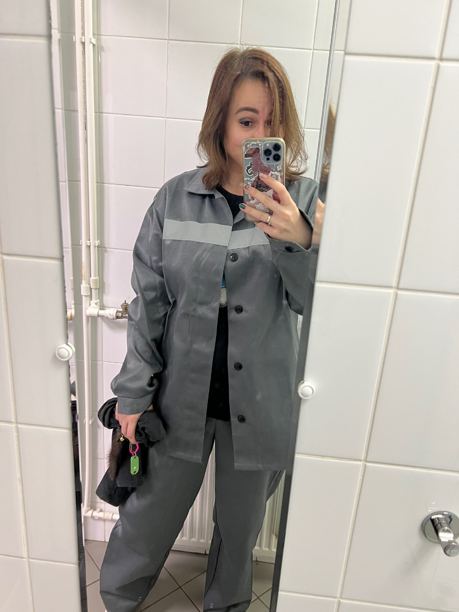 Такая вот форма СберЛогистики. Шмот мужской, на два размера больше. Унылый как.. даже сравнивать не хочу 😅