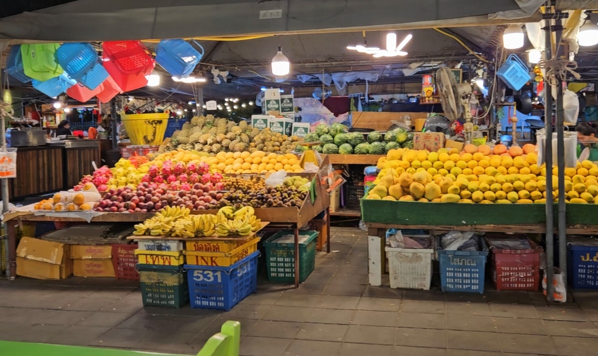 Выбрали место с максимально живописным видом на прилавки с фруктами
