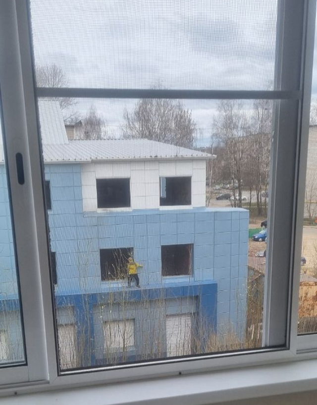 В Конаково Тверской области дети рискуют жизнью, играя на стройке