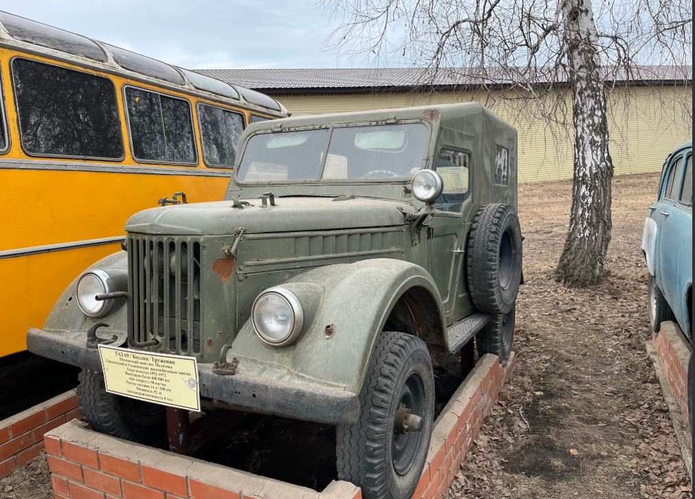 Фото старшего сына автора.  Апрель 2025. Музей под открытым небом. ГАЗ–69. Собственной персоной.