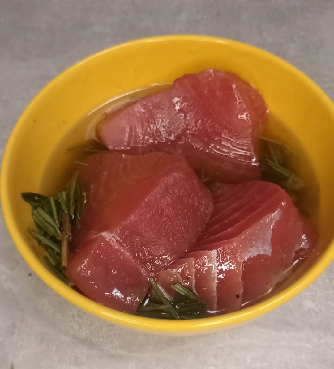 Стейк маринуется 