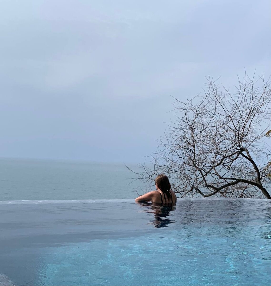 вид на Черное море из бассейна