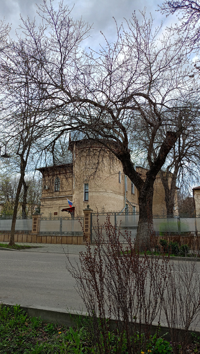 Дача Зарецкого стоит на углу Баталинской и Семашко. В 2018-м на даче под крышей нашли клад. В нем был конверт с фотографиями царской семьи вместе с неизвестным казаком. Расследование показало, что это был Анатолий Федюшкин. Один из членов Императорского Конвоя, т.е. по сути телохранитель.