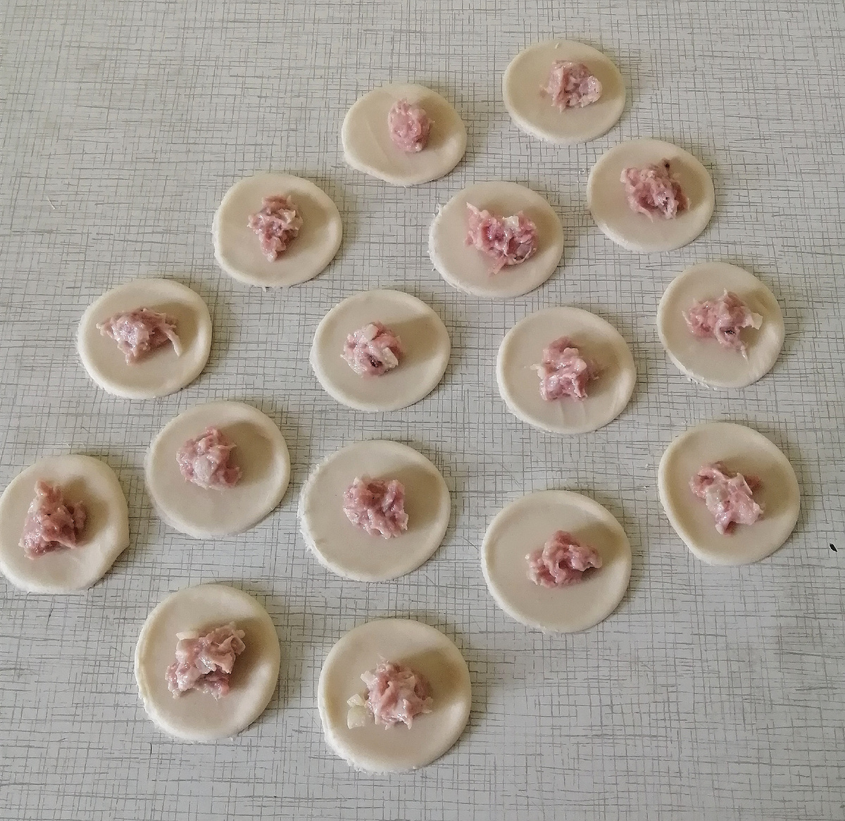 Тесто слишком тонко не раскатываю. Без фанатизма. 