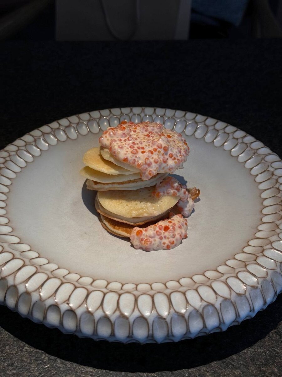 Оладьи, две икры, сметана