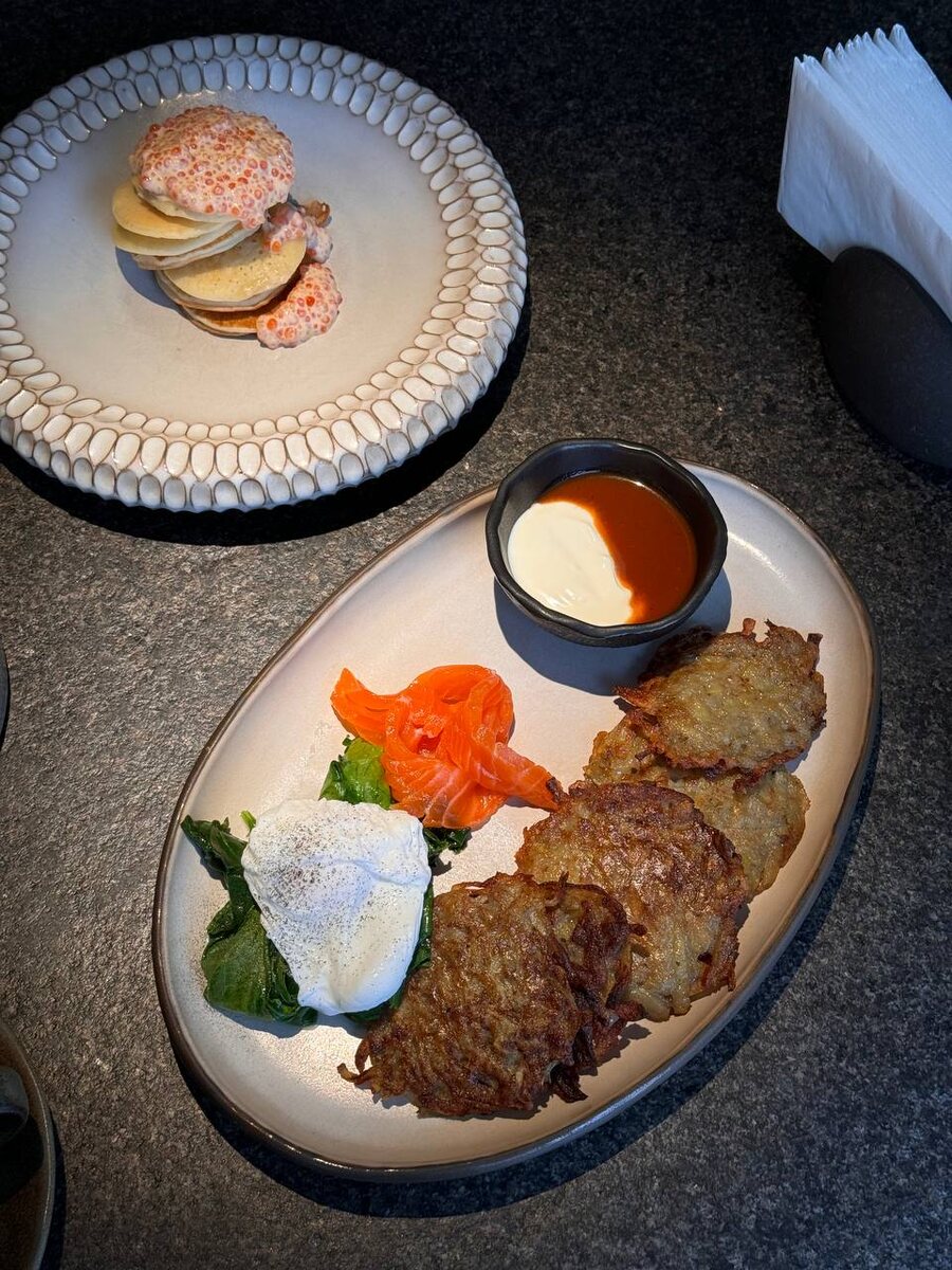 Драники, шпинат, яйцо, сметана + форель и Оладьи, две икры, сметана