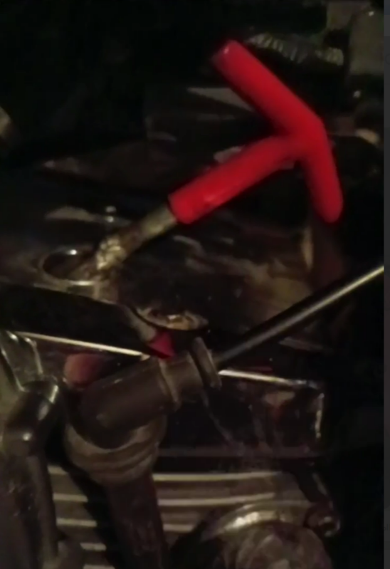 Выкручиваю свечу переднего цилиндра