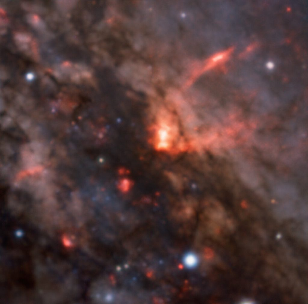 Крупный план активного ядра галактики NGC 4945 и галактических ветров, вытекающих из сверхмассивной черной дыры. Источник: ESO