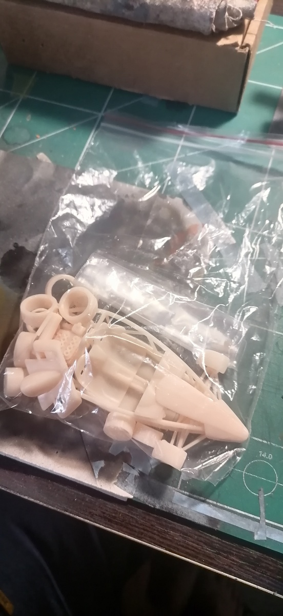 Пакет с запчастями для сборки.