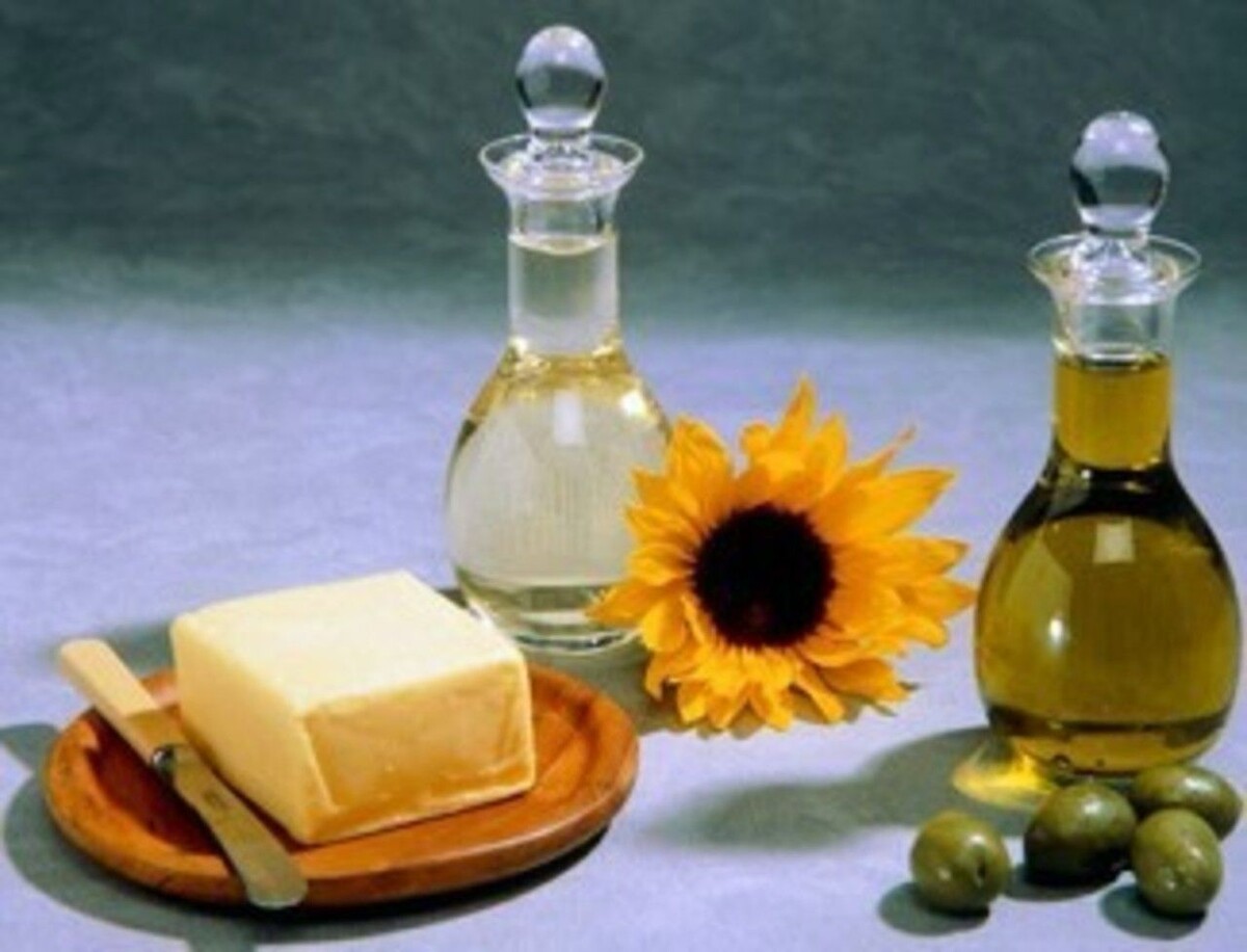 И так, поехали разбираться!Все масла делятся на 2 группы: жидкие и твердые.Жидкие масла (растительные)Содержат в себе  ненасыщенные (полезные) жиры.