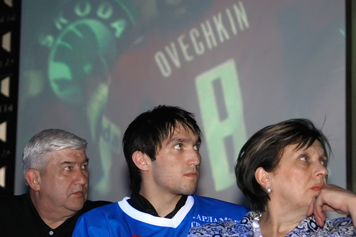 Антон Денисов / РИА Новости📷Александр Овечкин с родителями Михаилом и Татьяной. 2 июня 2008 года
