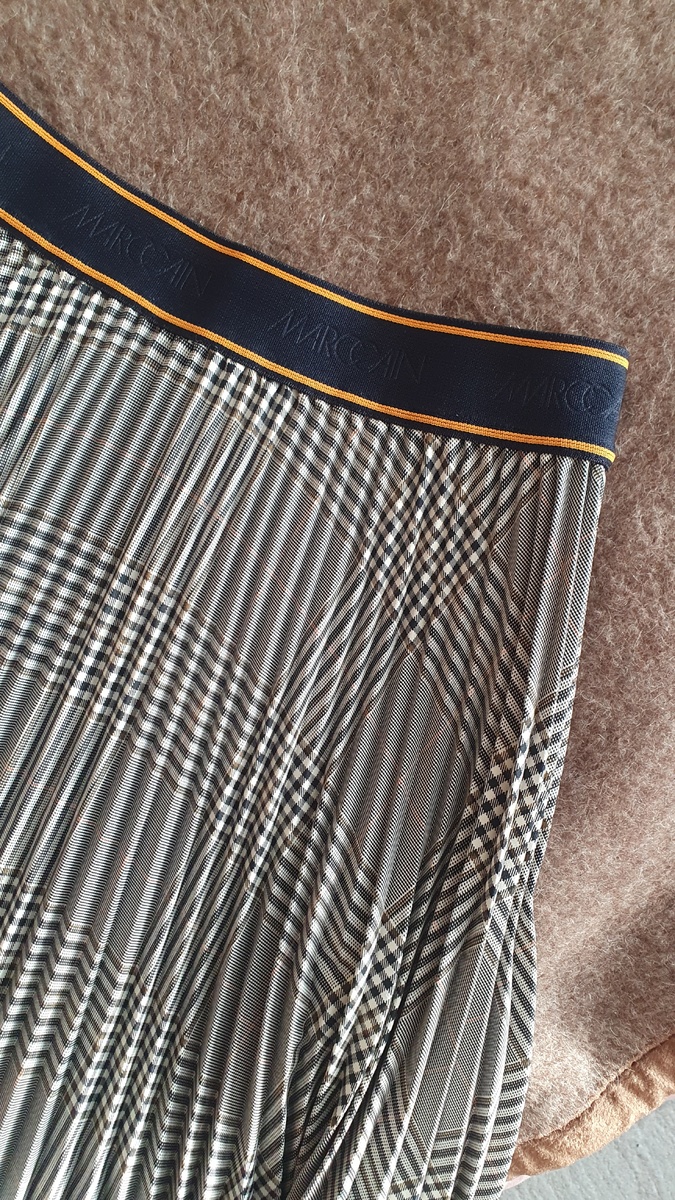 Название бренда по резинке, очень стильно смотрится