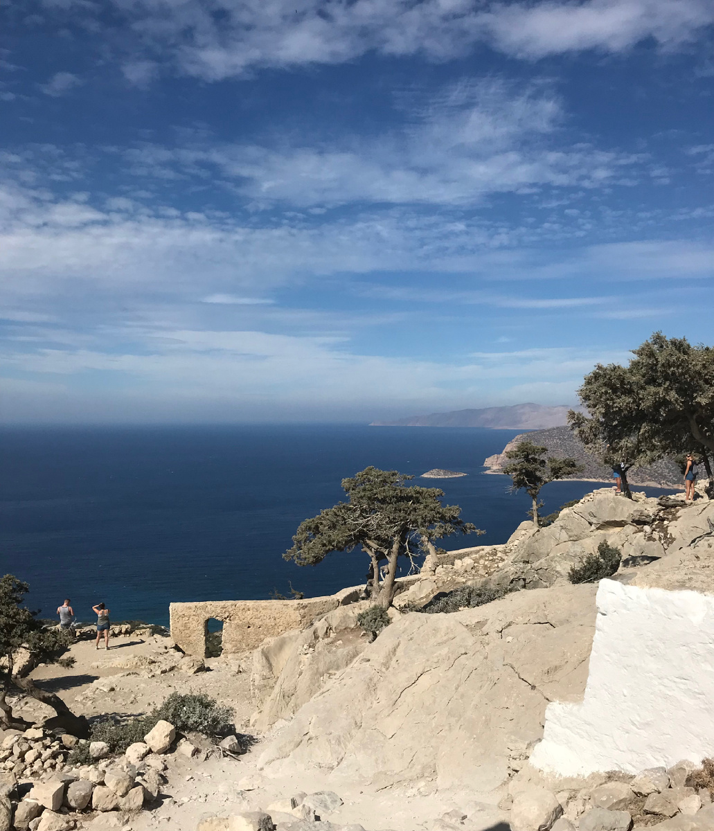 Местность в середине острова гористая.