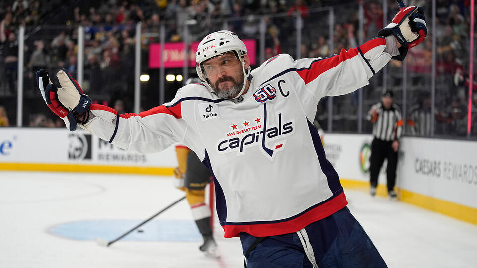     Матч "Вашингтона" и "Айлендерс" прервали ради церемонии награждения Овечкина John Locher/AP/TASS