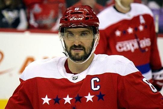    Александр Овечкин побил «вечный» рекорд Уэйна Гретцки: он забил свою 895-ю шайбу в регулярных чемпионатах НХЛ