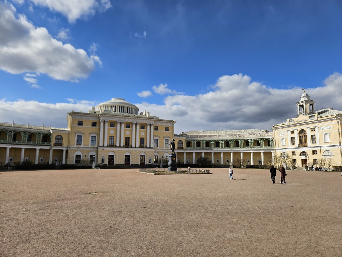 Двор Павловского дворца