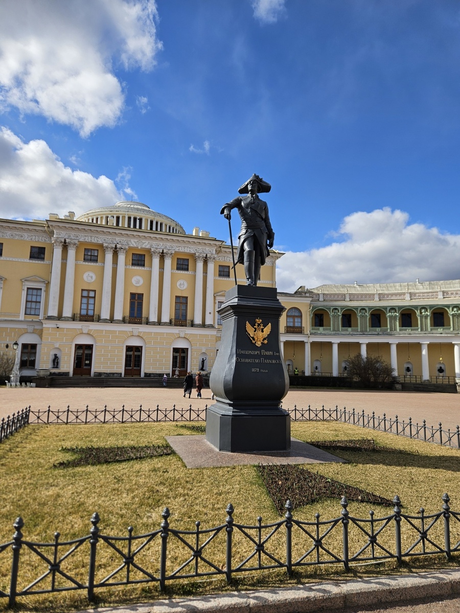 Во дворе нас встречает хозяин Павловского дворца — Павел I.