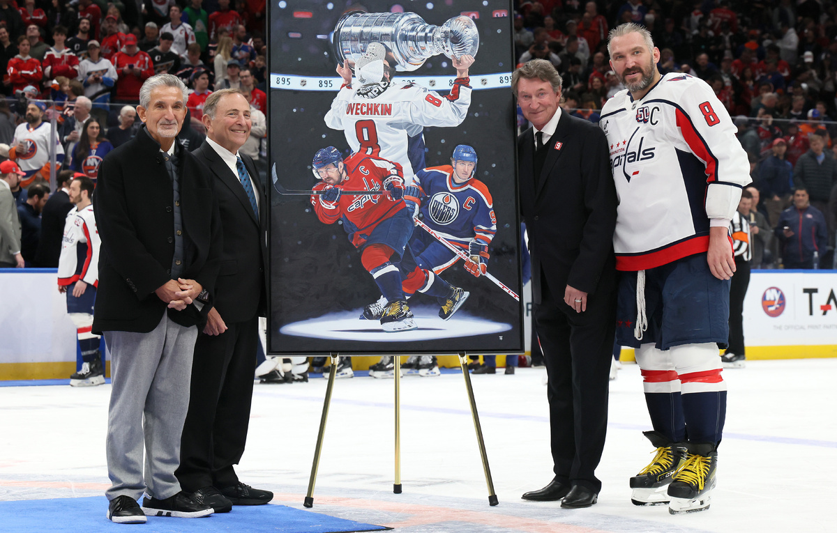   Владелец "Вашингтона" Тед Леонсис, комиссар НХЛ Гэри Беттмэн, Уэйн Гретцки и нападающий "Вашингтона" Александр Овечкин  Bruce Bennett/Getty Images