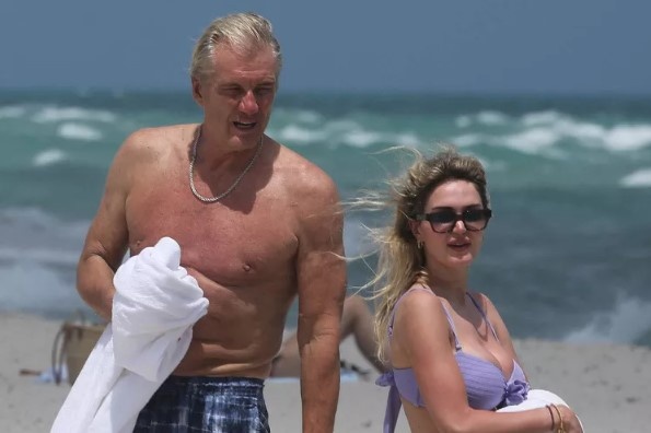 Дольф Лундгрен и его жена Эмма Крокдал на пляже в Майами