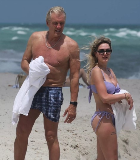 Дольф Лундгрен и Эмма Крокдал на пляже в Майами