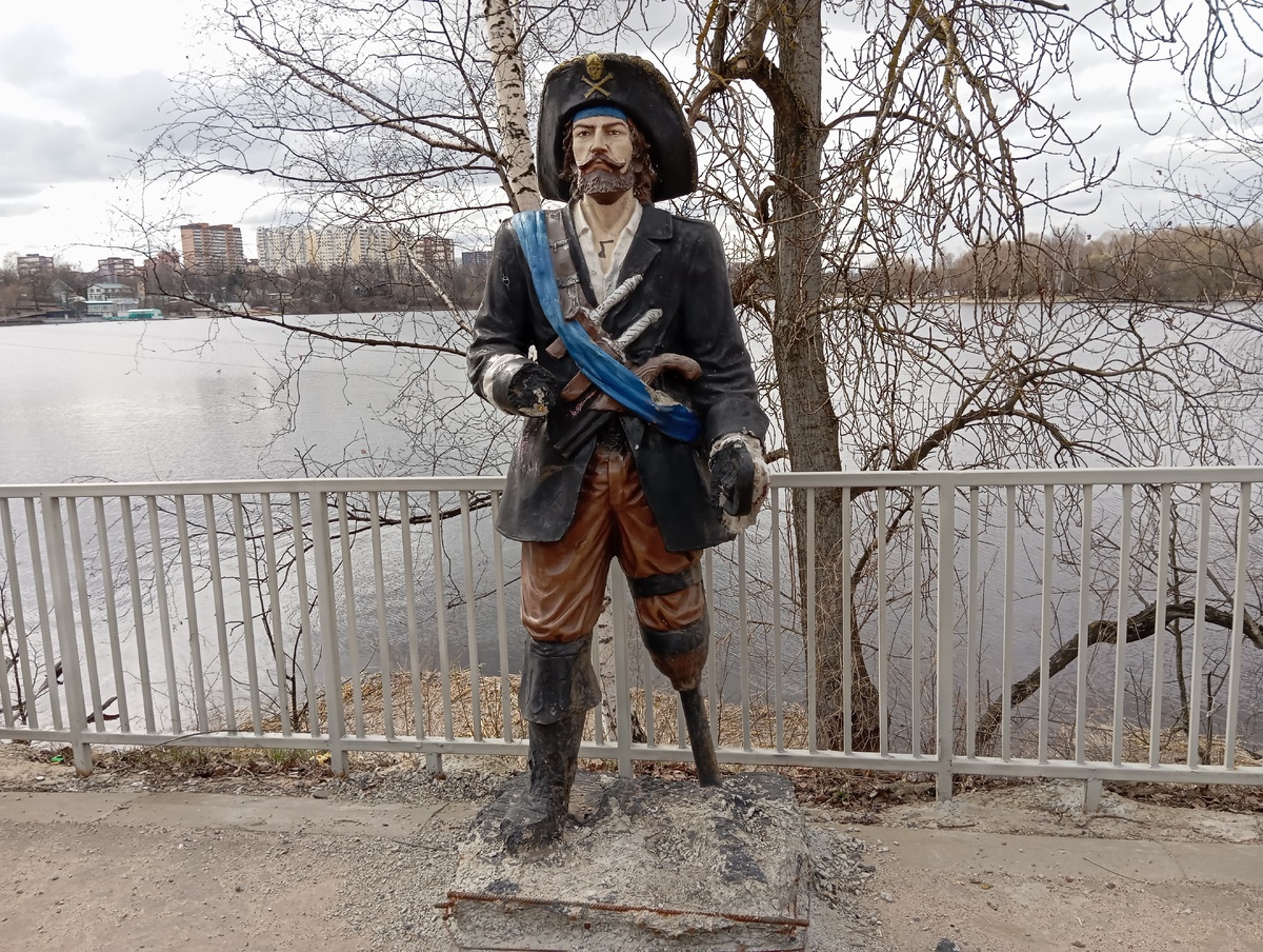 Это Джек Воробей или капитан Морган?