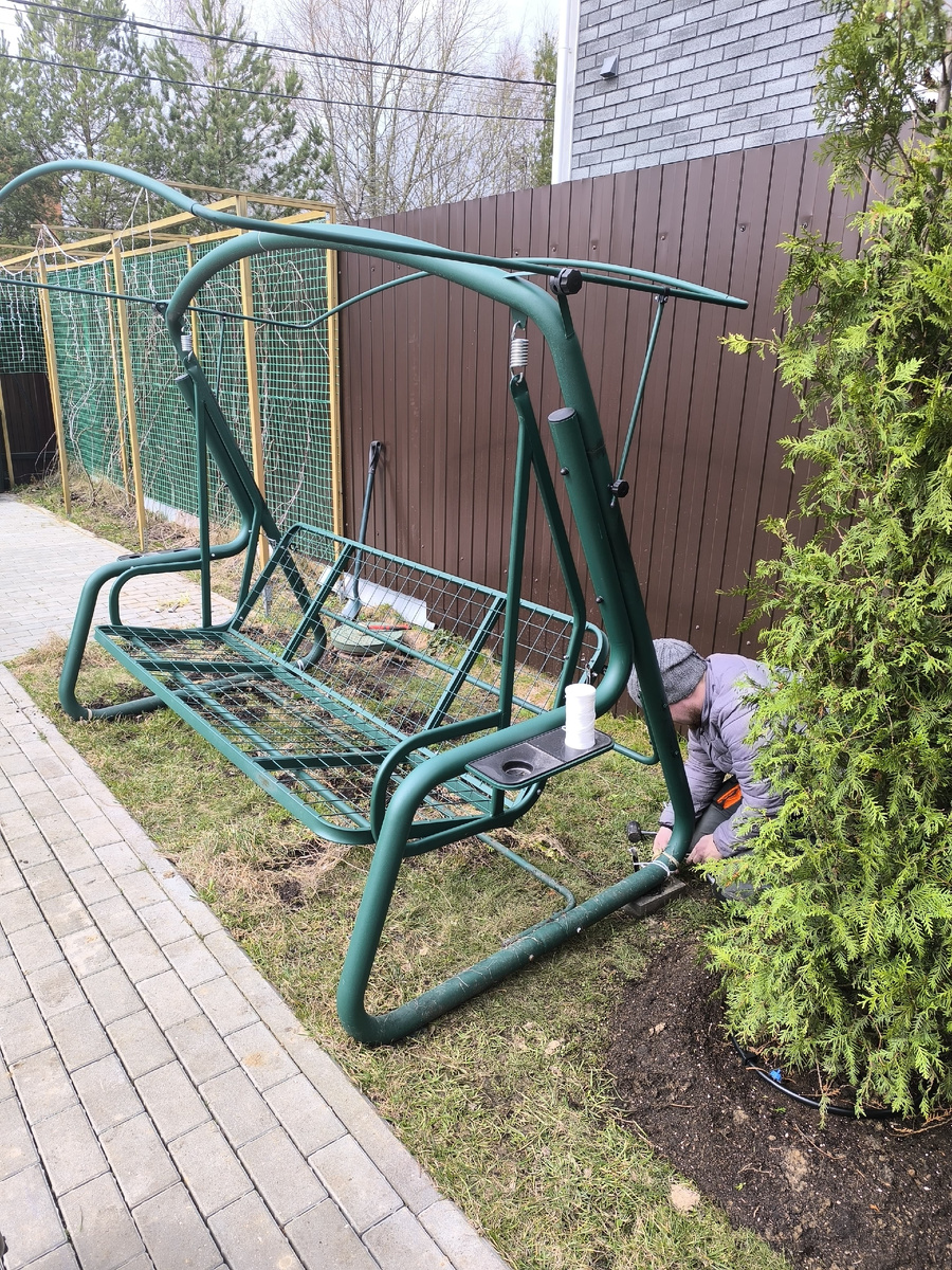 Передвинули качели на метр в сторону, теперь они опять стоят вкривь и вкось. Ваня придумывает решение.