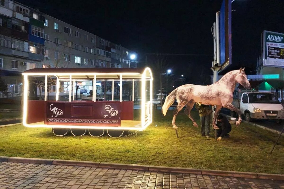 На пересечении улиц Синева и Карла Либкнехта в Крымске 5 лет назад появился необычный арт-объект – трамвайный вагон конки, выполненный в реальных размерах.
Фото: Газета «Призыв» / призыв24.рф