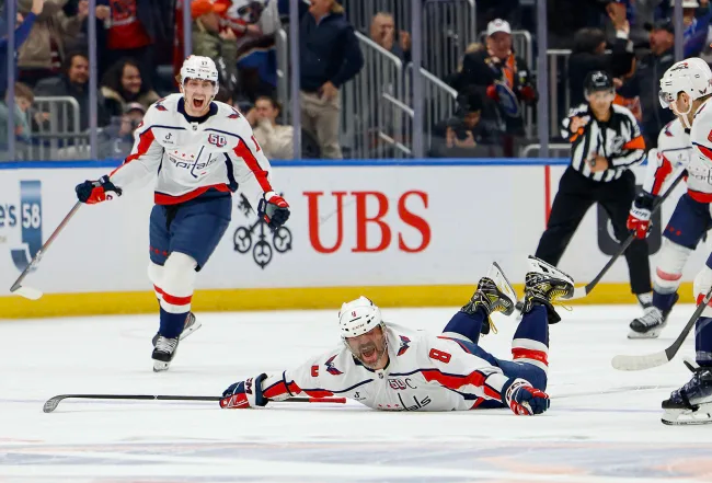 Исторический гол Александр Овечкин отпраздновал рыбкой. Фото: НХЛ