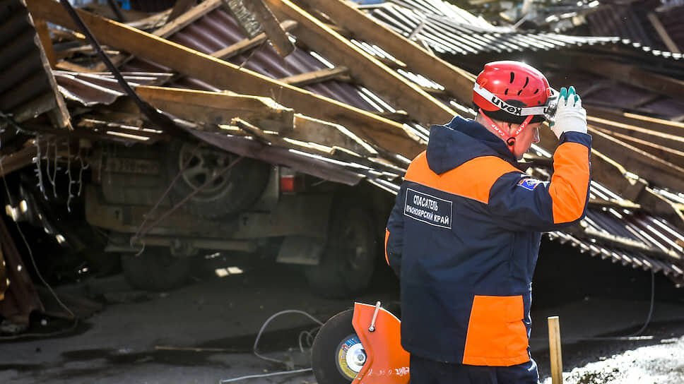 Ликвидация последствий урагана в Красноярске.📷Фото: Николай Бурматов / ТАСС