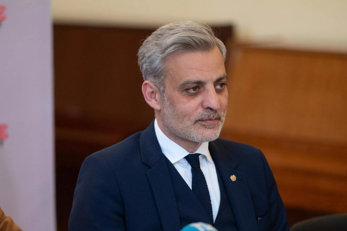 Даниил Даниелян на брифинге в Театре музыкальной комедии имени А. Пароняна (6 апреля 2025). Еревaн © Sputnik / Aram Nersesyan
