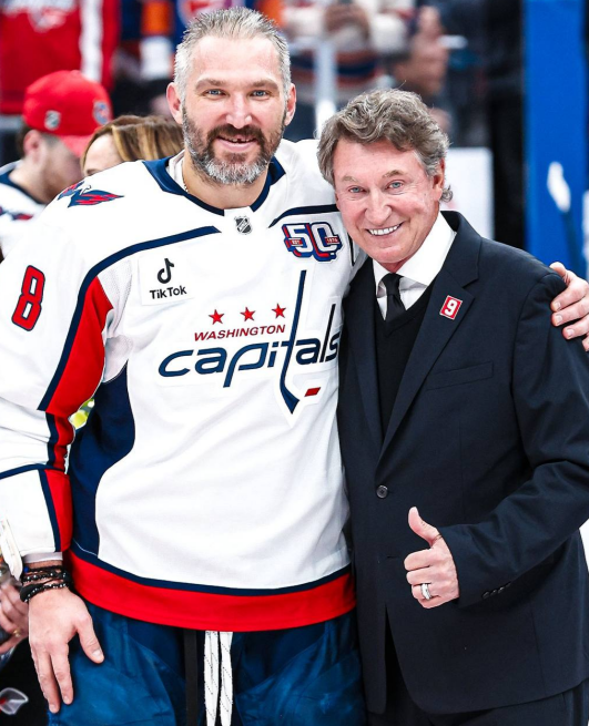 Победитель и побежденный. Снимок от НХЛ - исторический.