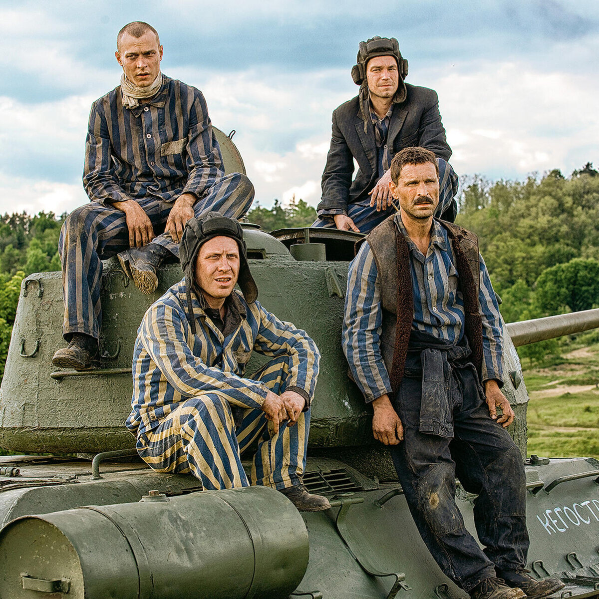    С Юрой Борисовым, Александром Петровым и Виктором Добронравовым на съемках фильма «Т-34». 2017 г. Пресс-служба кинокомпании «Централ Партнершип»