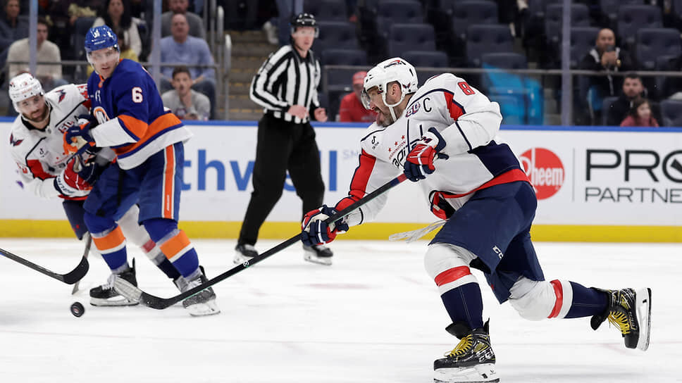 Александр Овечкин забивает 895-й гол в своей карьере в матче против «Нью-Йорк Айлендерс».📷Фото: Adam Hunger / AP