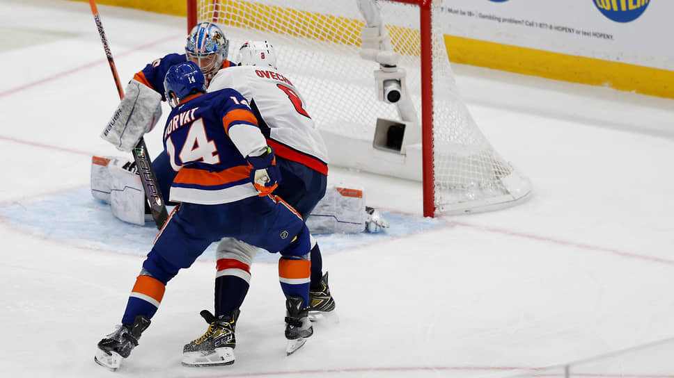 Момент попадания шайбы в ворота «Нью-Йорк Айлендерс».📷Фото: Geoff Burke-Imagn Images / Reuters