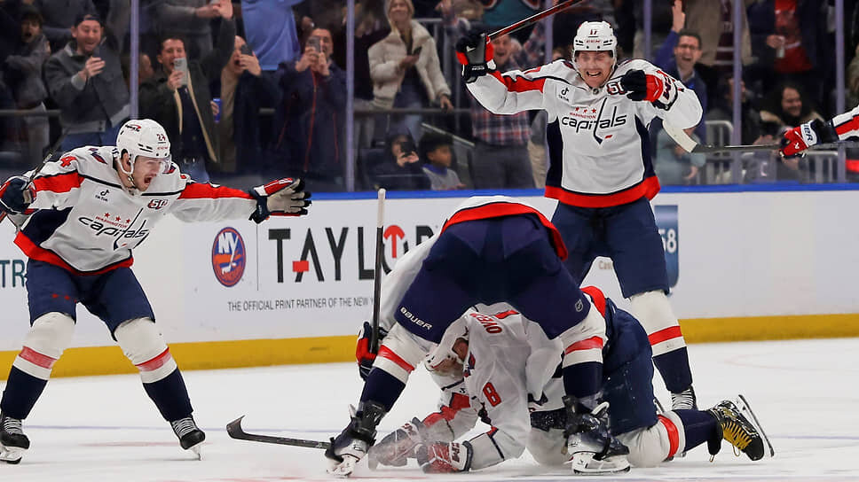 Александр Овечкин празднует победу со своими товарищами по команде.📷Фото: Adam Hunger / AP