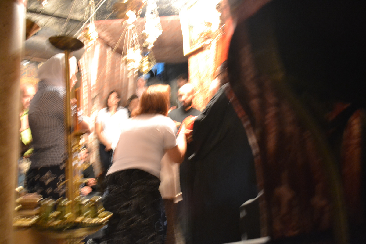 Очередь на причастие в храме. Фото размыто, как это случается с большинство фотографий