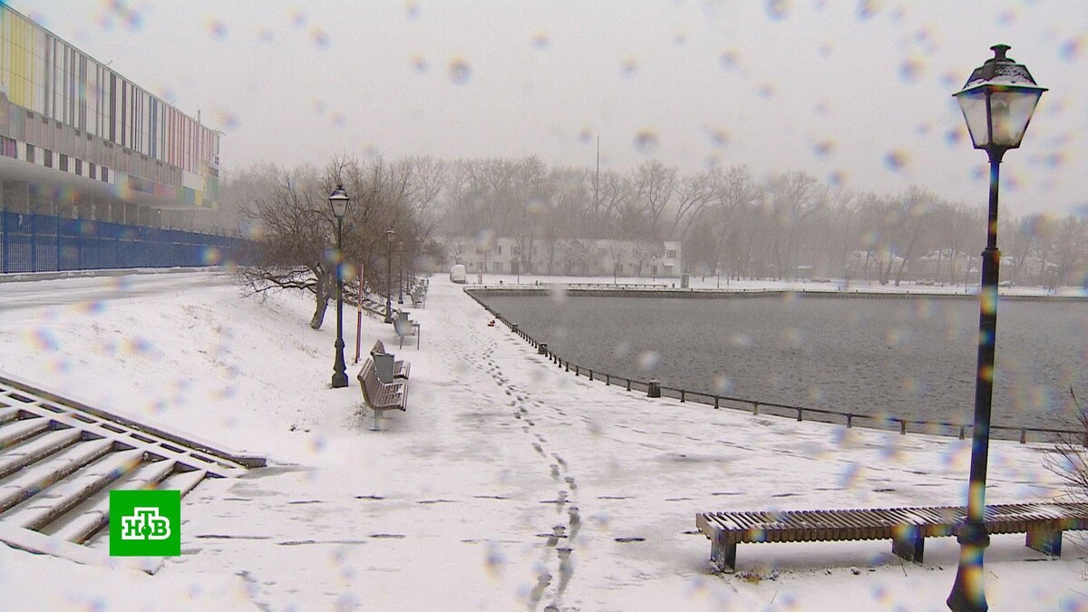    На улицы Москвы    из-за    снегопада вывели сотни единиц спецтехники