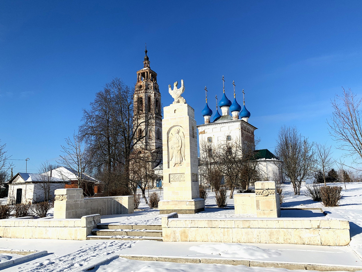 Центральная площадь - стелла 850 лет Стародубу, храм Покрова Пресвятой Богородицы с колокольней
