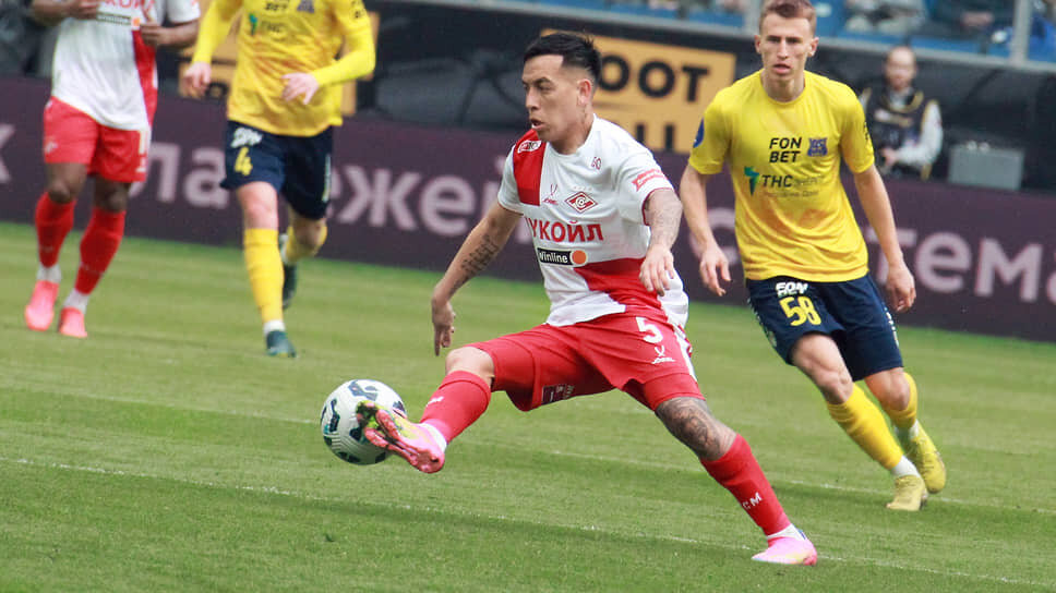 Мастерство аргентинского полузащитника «Спартака» Эсекьеля Барко (№5) помогло красно-белым одержать важную победу над «Ростовом».📷Фото: Василий Дерюгин / Коммерсантъ