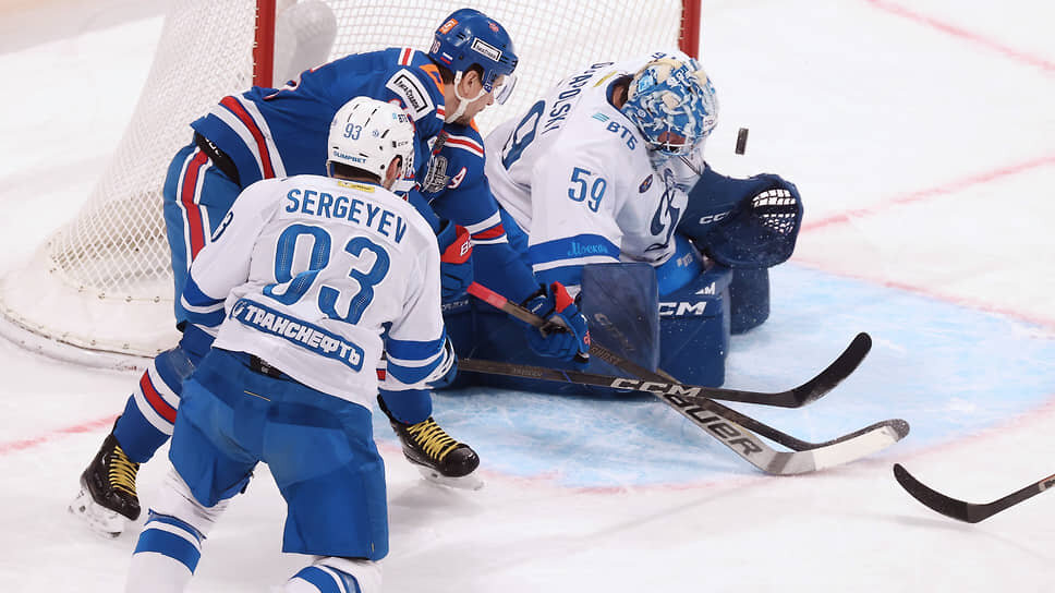 Вратарь Владислав Подъяпольский (справа).📷Фото: Валентина Певцова / Коммерсантъ