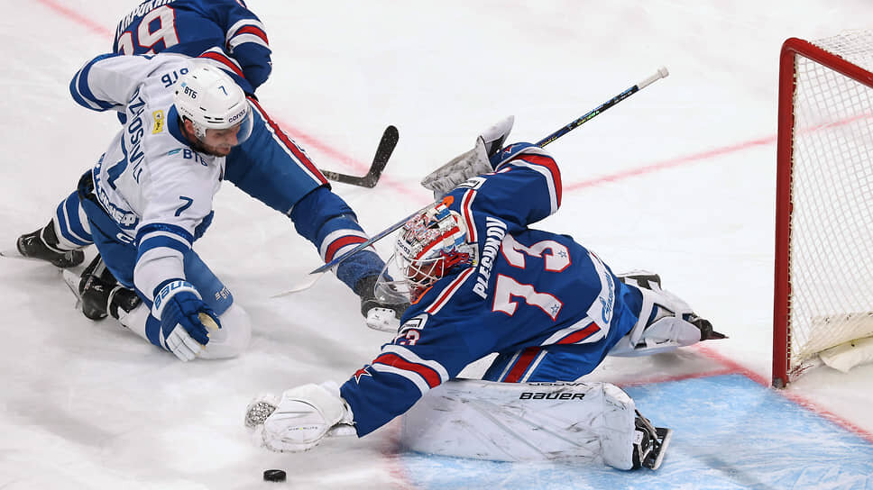 Вратарь Артемий Плешков (справа), игрок Максим Джиошвили (в центре).📷Фото: Валентина Певцова / Коммерсантъ