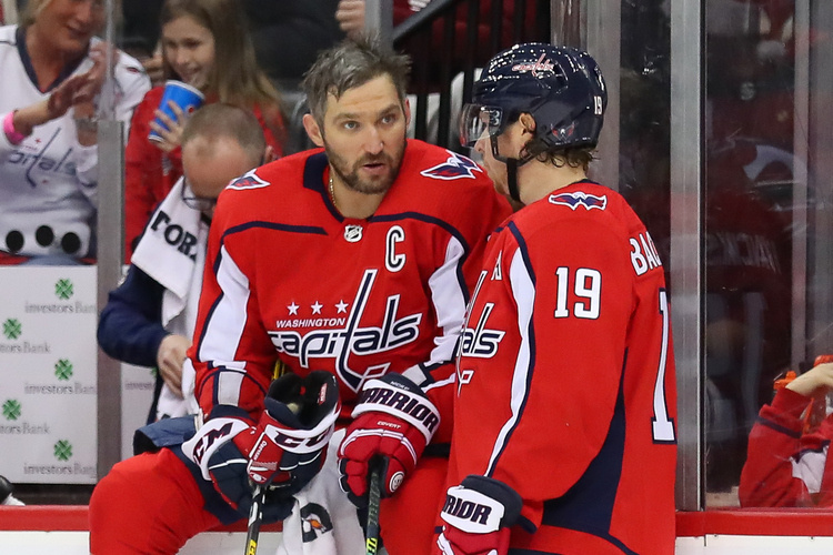    Александр Овечкин (слева) и Никлас Бэкстрём / фото: Rich Graessle, globallookpress.com