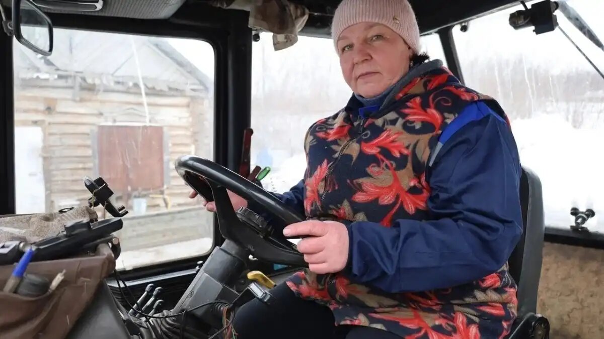 Фото: соцсети Министерства сельского хозяйства и продовольствия Самарской области (официальная группа в ВКонтакте)
Флюра Мухаметзянова из поселка Бузбаш — успешный фермер и женщина-механизатор из Самарской области