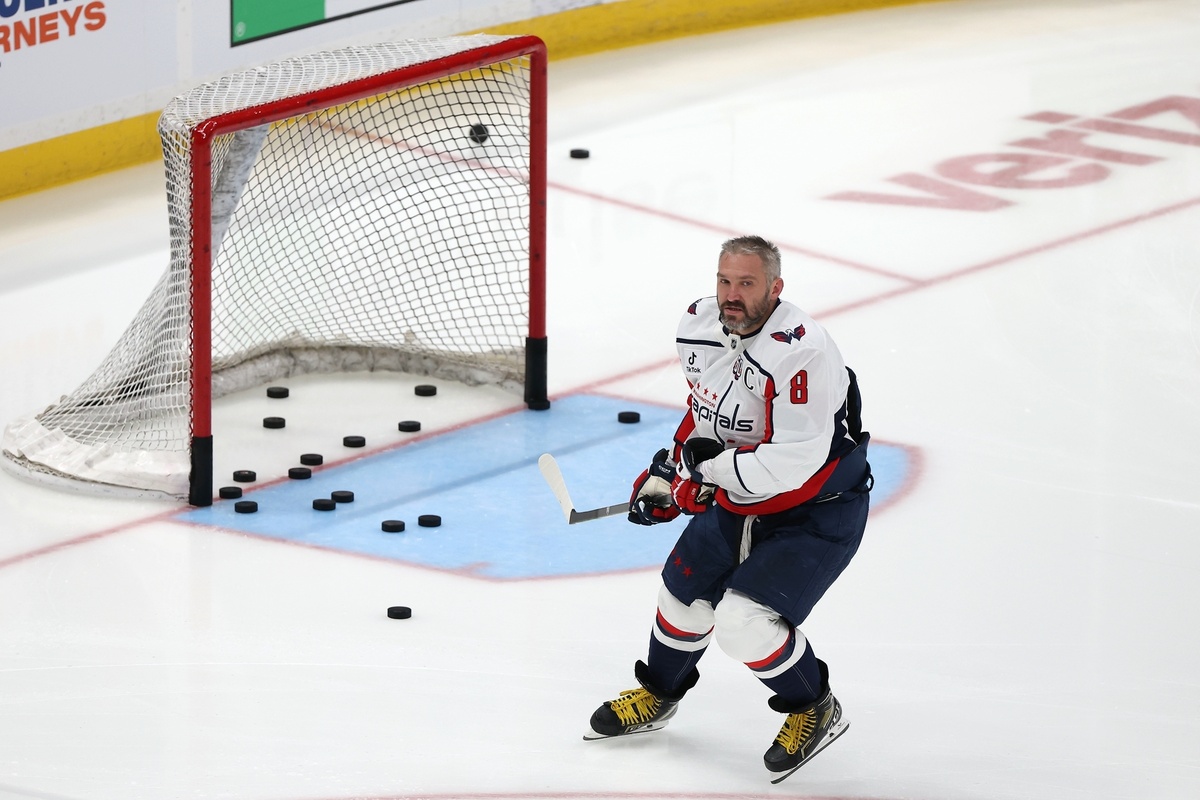    Рекордный, 895-й гол Александр Овечкин забил в выездном матче с «Нью-Йорк Айлендерс», который проходил на «Ю-Би-Эс Арене» / Gettyimages.ru / Sarah Stier / Staff