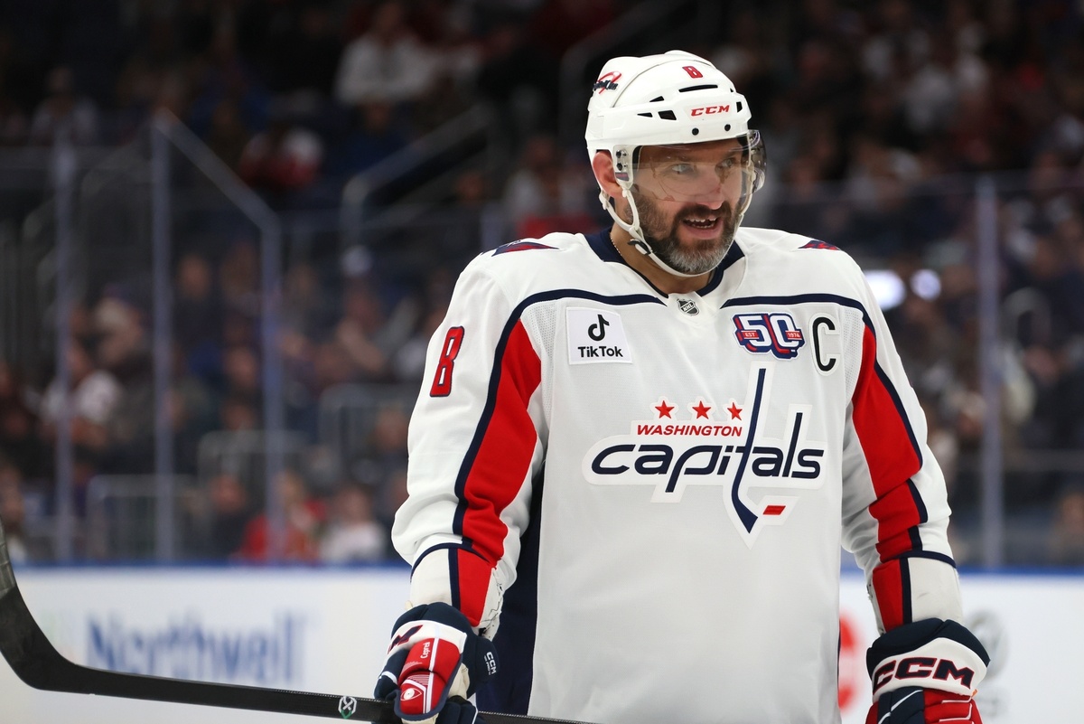    Начало матча получилось для «Вашингтона» крайне неудачным: гости пропустили две шайбы за 114 секунд и оказались в роли догоняющих. А сам Овечкин за стартовый период отметился лишь одним попаданием в створ / Gettyimages.ru / Bruce Bennett / Staff