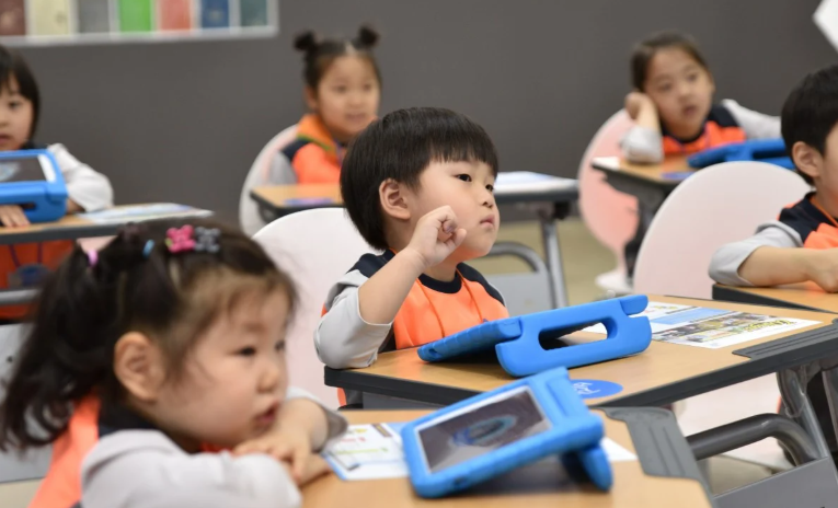 Он извлекает корень из отрицательного числа? Вот дурачина....