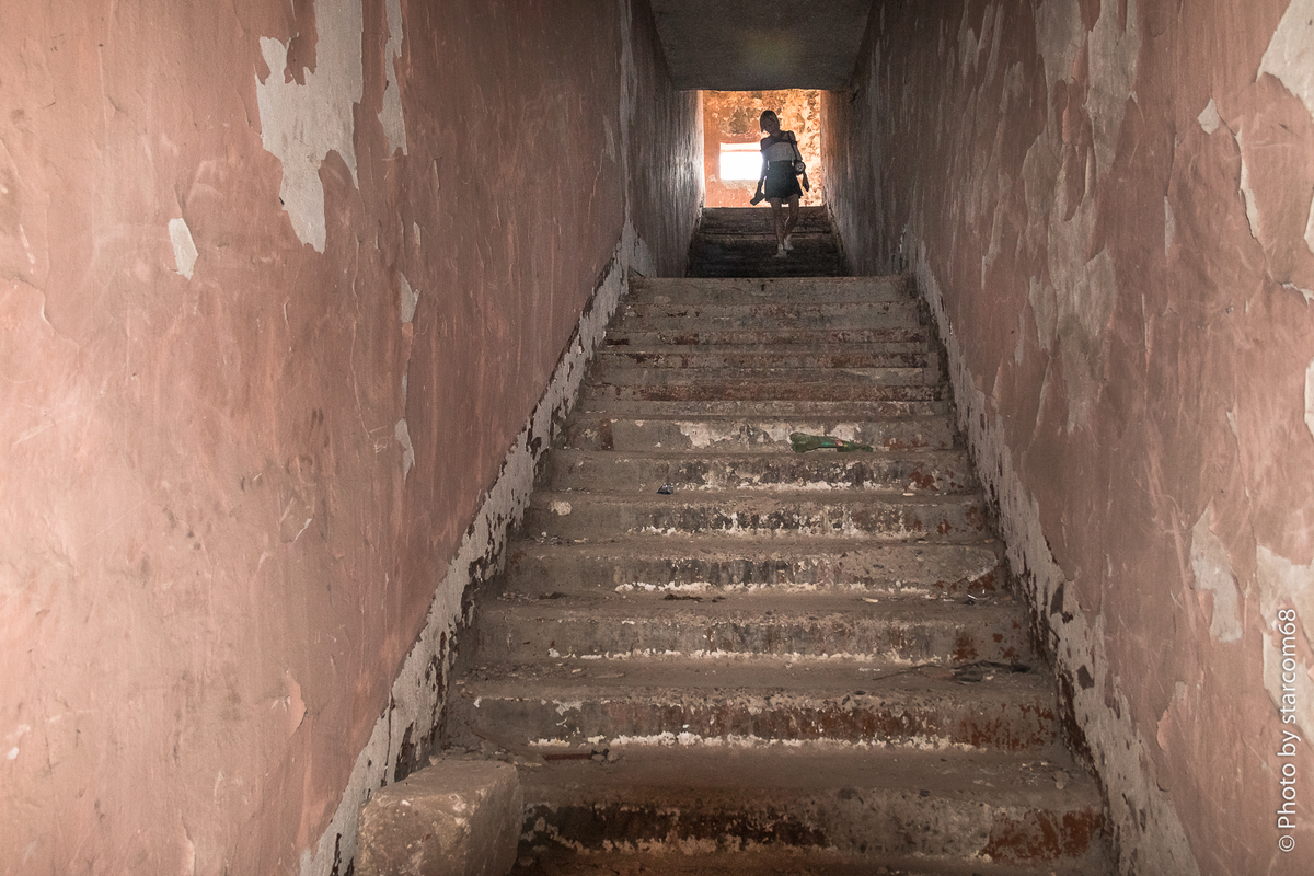 Сары-Кыз беззаботно прыгает на лестнице запасного выхода, ведущего к ПВН