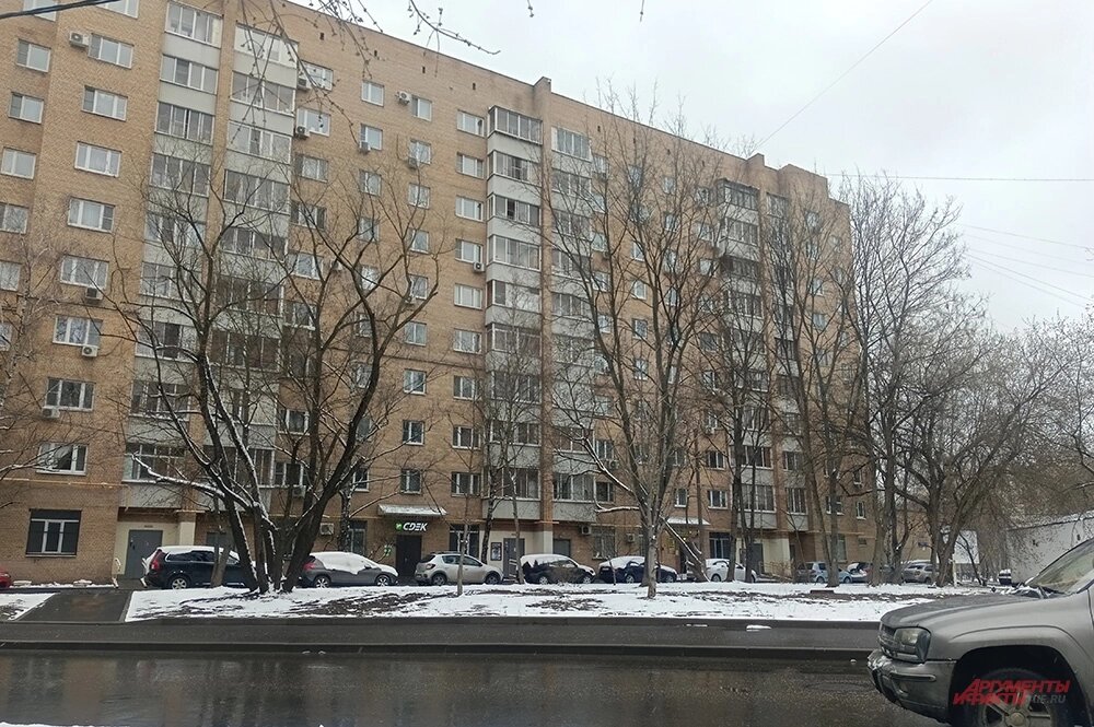    Кирпичная многоэтажка на Флотской улице, в которой жил Александр Овечкин. Фото:  АиФ/ Лизавета Андреева