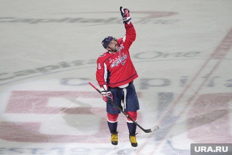    6 апреля 2025 года Овечкин достиг отметки в 895 шайб в чемпионатах НХЛ и побил снайперский рекорд Гретцки